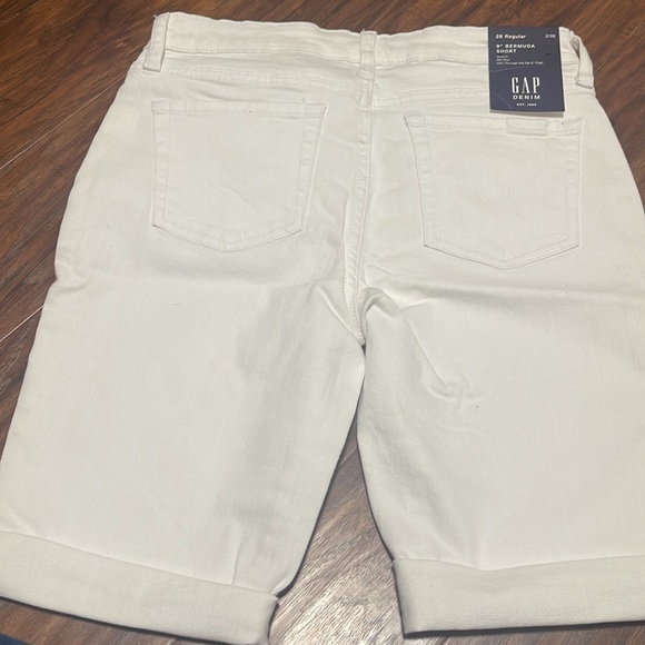 GAP- Short - Picture 3 of 4